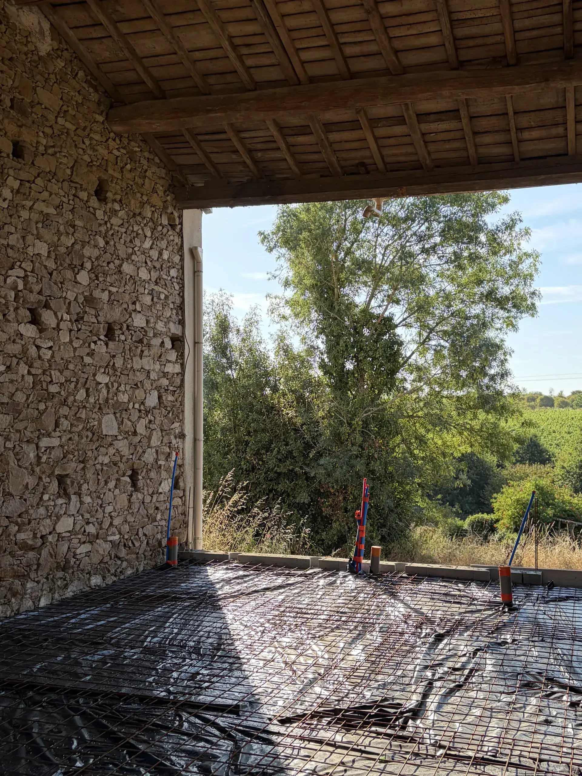 Grande ouverture percée dans le pignon, ouverte sur le vignoble